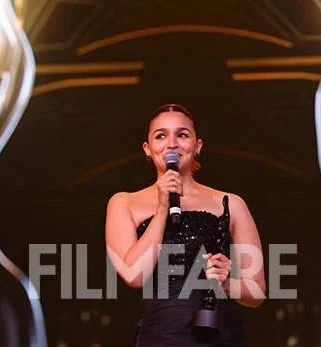 Alia bhatt holding mic on her hands and delivering speech on iifa awards